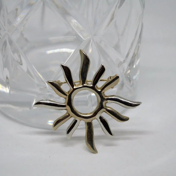 Vintage Sun Brooch Sunburst Abstract Pin Silver Tone Wavy Rays Solar - Picture 1 of 7